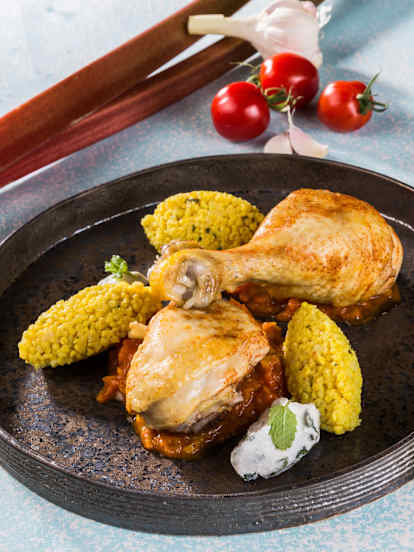Henderl in Rhabarber-Tomaten- Sauce mit Hirsenocken und Minzjoghurt
