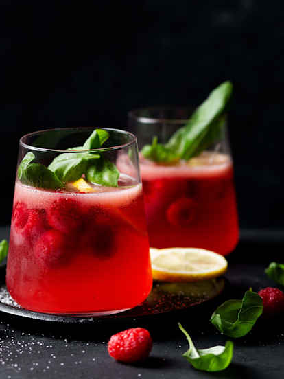 Sangria de framboesa e manjericão