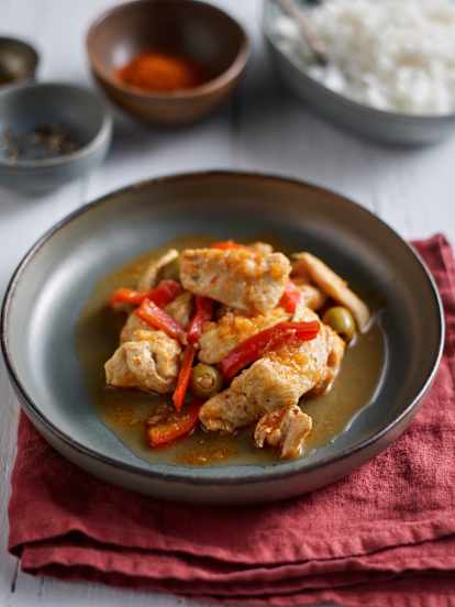Frango com pimentos, cebola e arroz