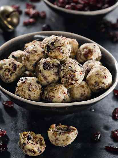 Brusinkové kuličky s kešu a mandlemi