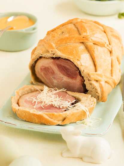 Osterschinken im Brotteig mit Selchsuppe