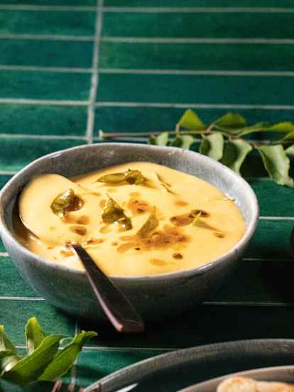 Curry oil hollandaise sauce