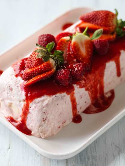 Semifrio Eton Mess com molho de morango