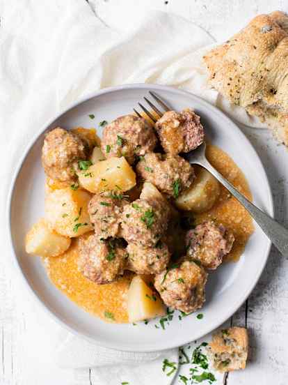 Almôndegas e batatas com molho de amêndoa