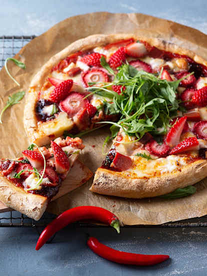 Pizza con mermelada picante de fresas, jamón y rúcula