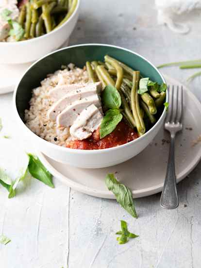 Fitness bowl z brązowym ryżem, fasolką szparagową, kurczakiem i ciepłą salsą pomidorową