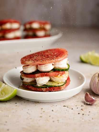 Milhojas de sandía con gambas y lima