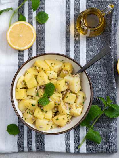 Sałatka z gotowanych ziemniaków z miętowo-cytrynowym sosem