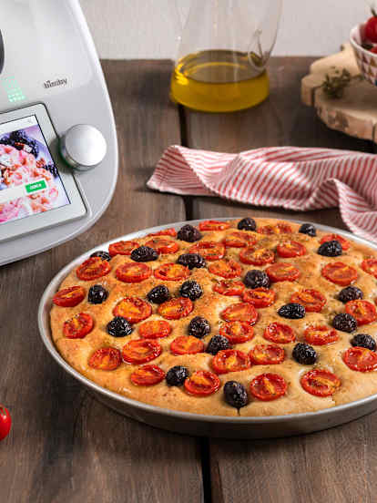 Focaccia con tomates y aceitunas