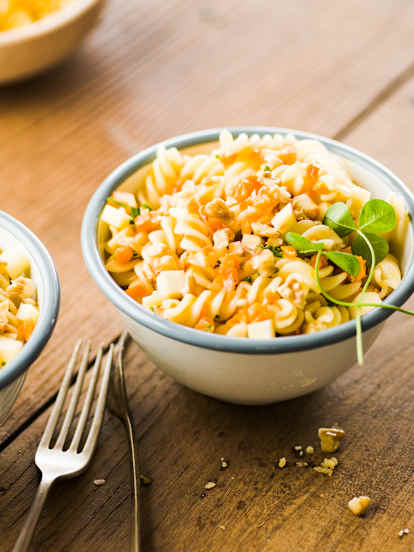 Salade de pâtes aux carottes, pommes et noix