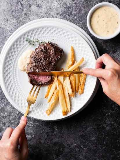 Carne no sous vide com molho béarnaise