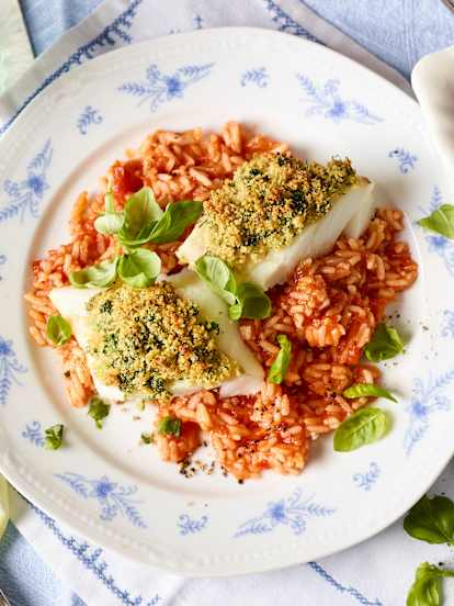 Ryba pod kruszonką z pomidorowym ryżem