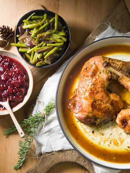 Hendlhaxerl mit lauwarmen Fisolensalat und Cranberrysauce