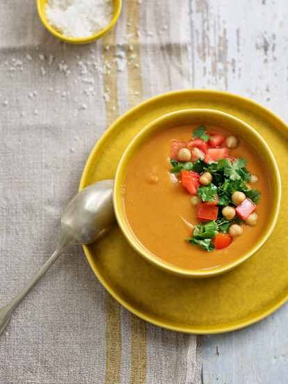 Sopa de tomate com grão, lentilhas e coentros