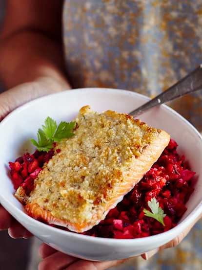 Macadamia-Parmesan-Forelle mit Rote-Bete-Salat