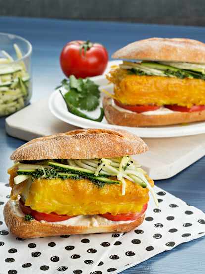 Hamburguesas de bacalao a la cúrcuma con mojo de cilantro