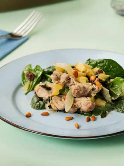Pollo con espinacas, manzana y pasas para dos