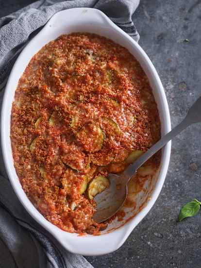 Πατάτες και κολοκυθάκια στο φούρνο με σάλτσα ντομάτας και τυριά