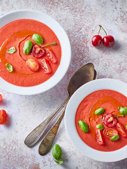 Gazpacho de tomate e cerejas com croutons de ervas