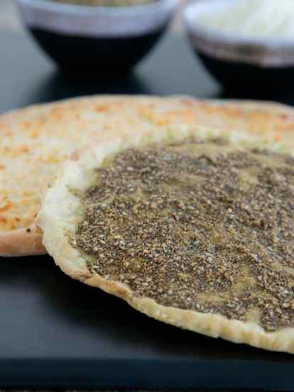 Λιβανέζικες πίτες με μείγμα μπαχαρικών za'atar (Manakish)