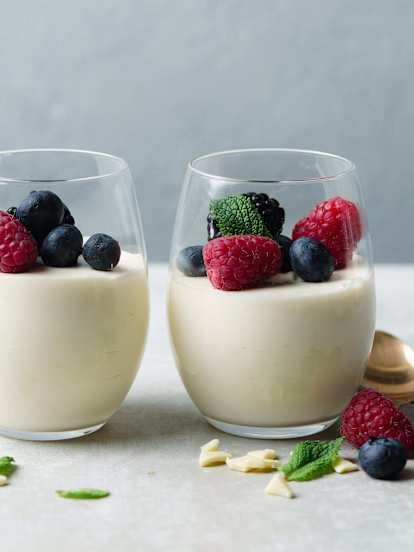 Postre cremoso de chocolate blanco