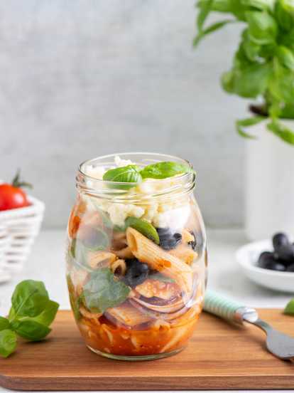 Pastasalade met verse Tomaten in een bokaal