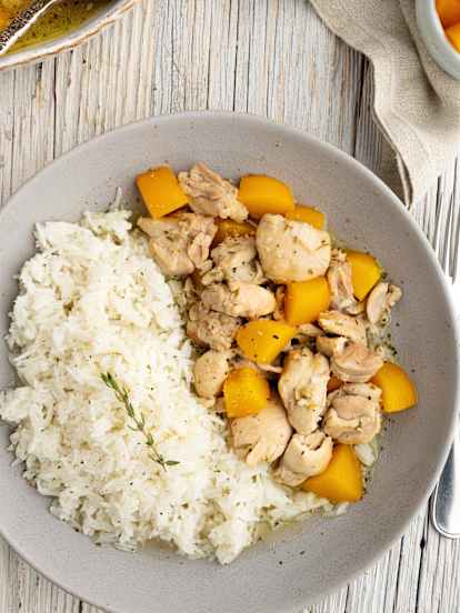 Arroz con pollo y melocotón a las hierbas provenzales