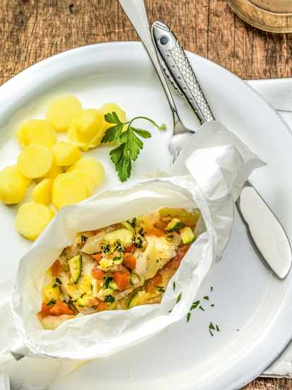 Filetes de peixe com legumes em papelote
