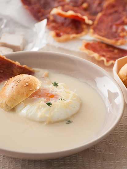 Crema de cebolla con pan de queso, huevo y jamón