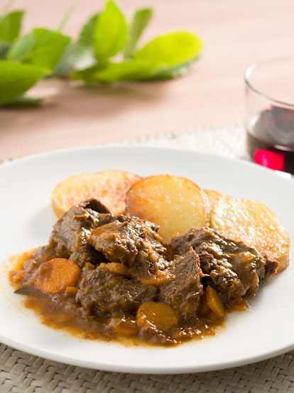 Aguja de ternera guisada con patatas a las hierbas
