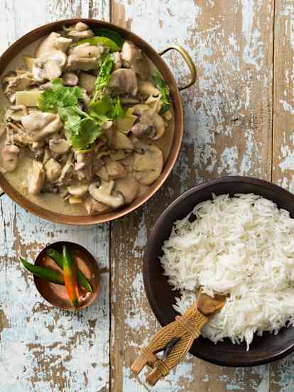 Frango e cogumelos ao curry verde
