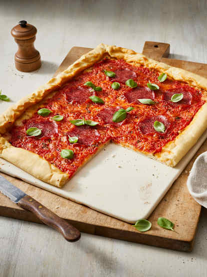Schnelle Salami-Pizza mit Käserand