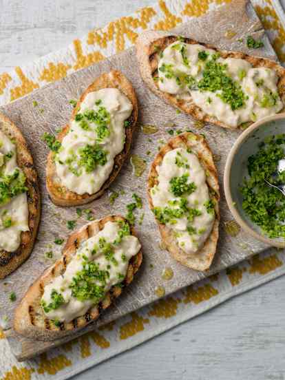 Bruschetta with White Bean Purée and Gremolata - Bruschetta con crema di fagioli bianchi e gremolata