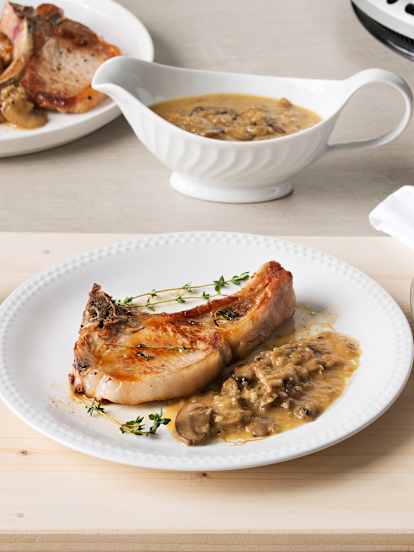 Chuletas de cerdo con salsa de champiñones al Marsala