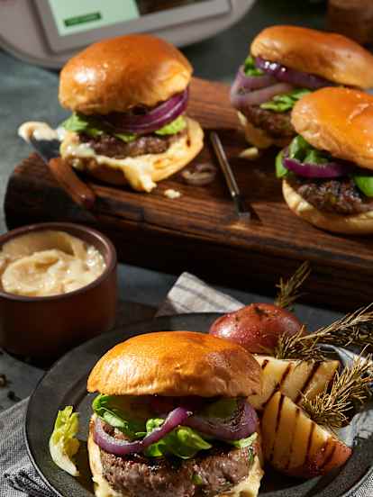 Burger avec patates et mayonnaise à l’ail