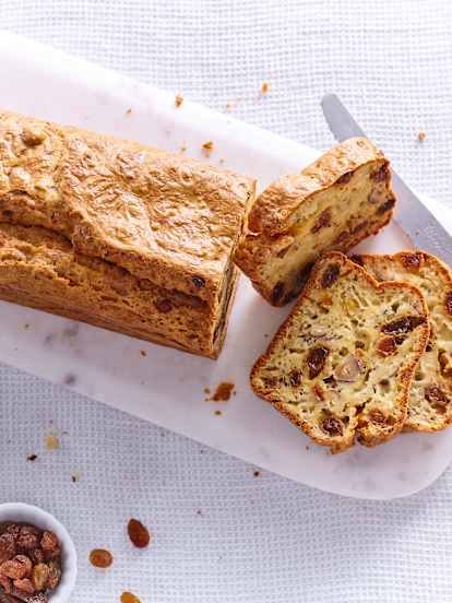 Cake aux chèvre, raisins et noisettes