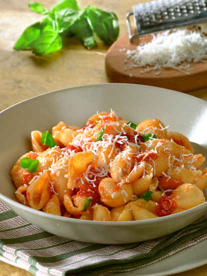 Ζυμαρικά με φρέσκια σάλτσα ντομάτας και κατσικίσιο τυρί