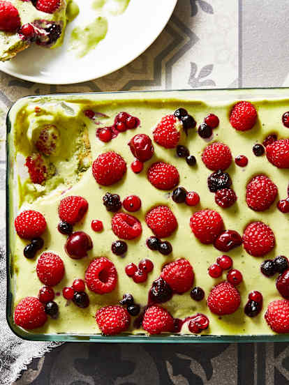 Tiramisu au thé matcha, framboises et fruits rouges variés