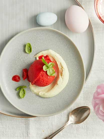 Erdbeersorbet mit Basilikum-Schaum