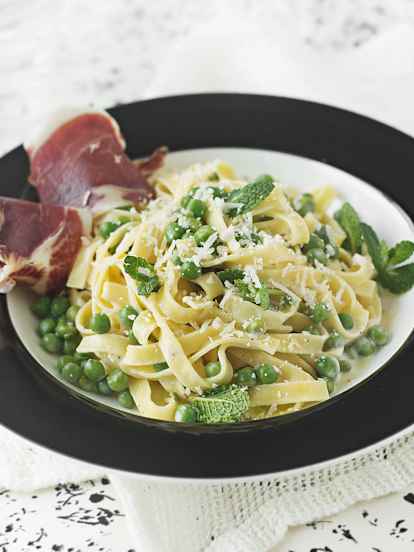 Tagliatelle con guisantes a la menta y jamón ibérico