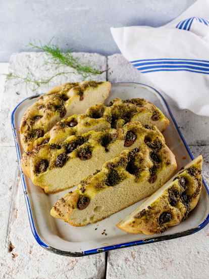 Kräuter-Knoblauch-Focaccia mit Oliven