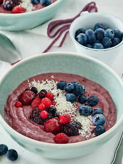 Smoothie Bowl mit Beeren
