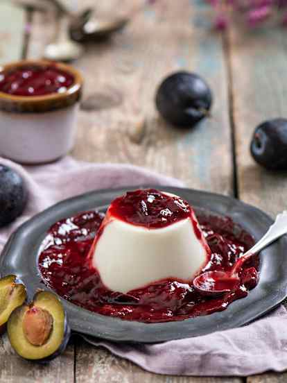 Maślankowa panna cotta z duszonymi śliwkami