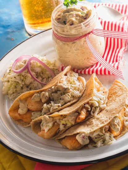 Taquitos de pescado con mayonesa de alcaparras