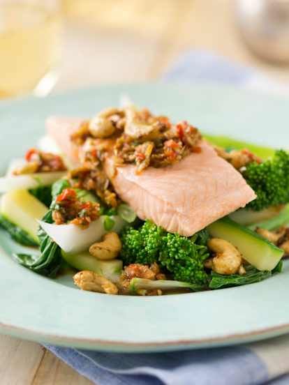 Salmón con salsa de jengibre, broccolini y anacardos especiados