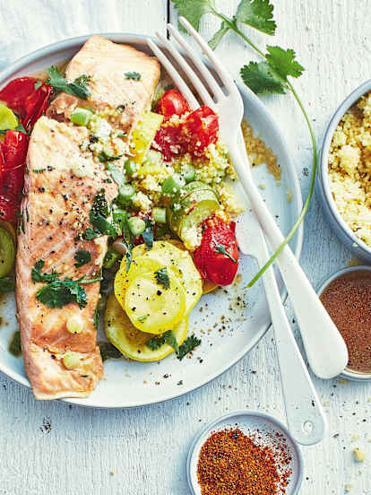 Saumon mariné, semoule épicée et légumes