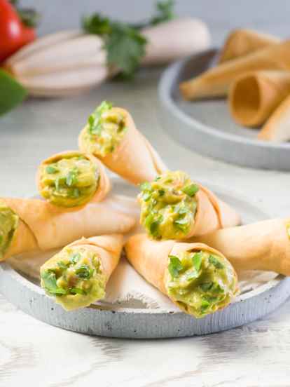 Cucuruchos de guacamole y queso cremoso
