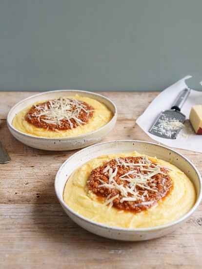 Polenta cremosa con salsa boloñesa