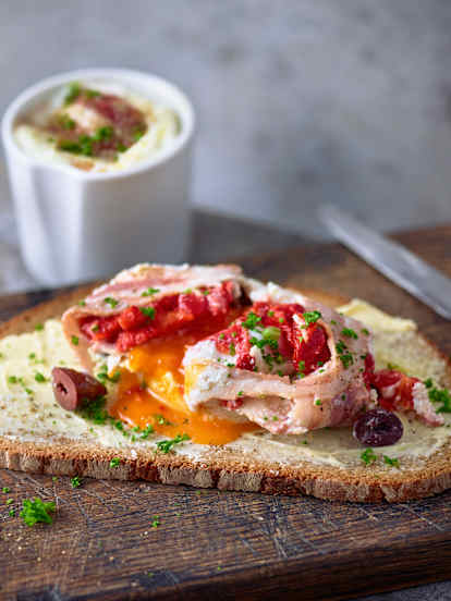 Frühstücksei mit Speck und Paprika