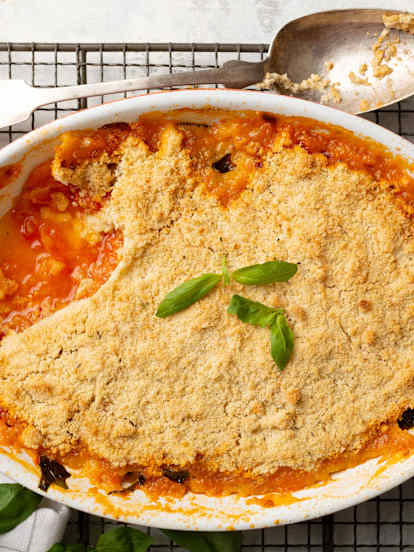 Crumble de tomates y albahaca